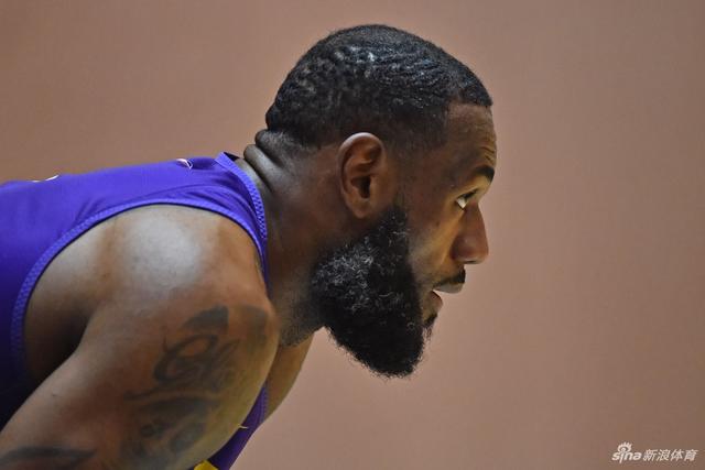 体育报：莱万5场进1球 巴萨管理认为应引进新中锋