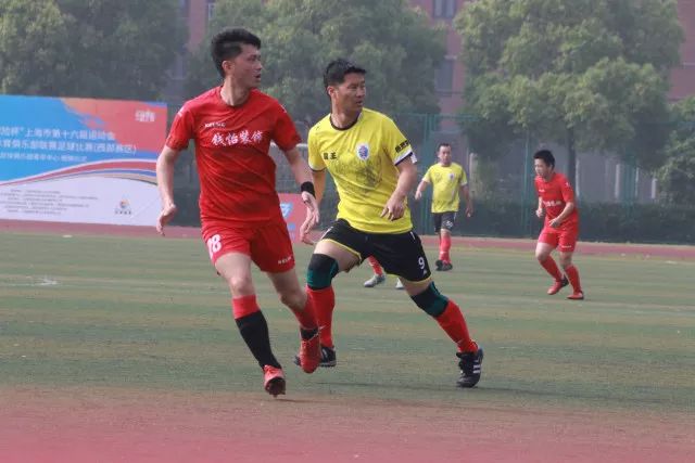 巴黎vs拜仁球迷挂出横幅：滚蛋，财阀纳赛尔！